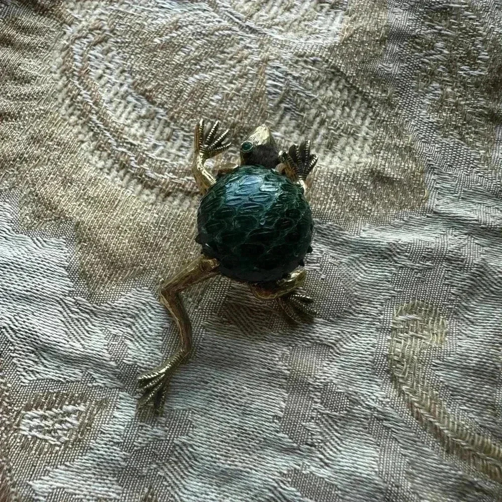 Jeanine Frog Brooch - Picture 4 of 5